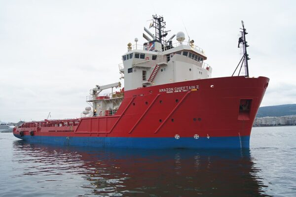 Fundo escurecido do navio